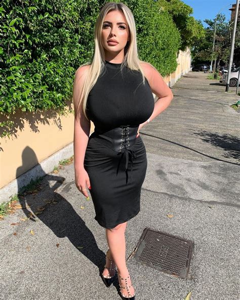 Big tits in black : r/ValentinaRocco